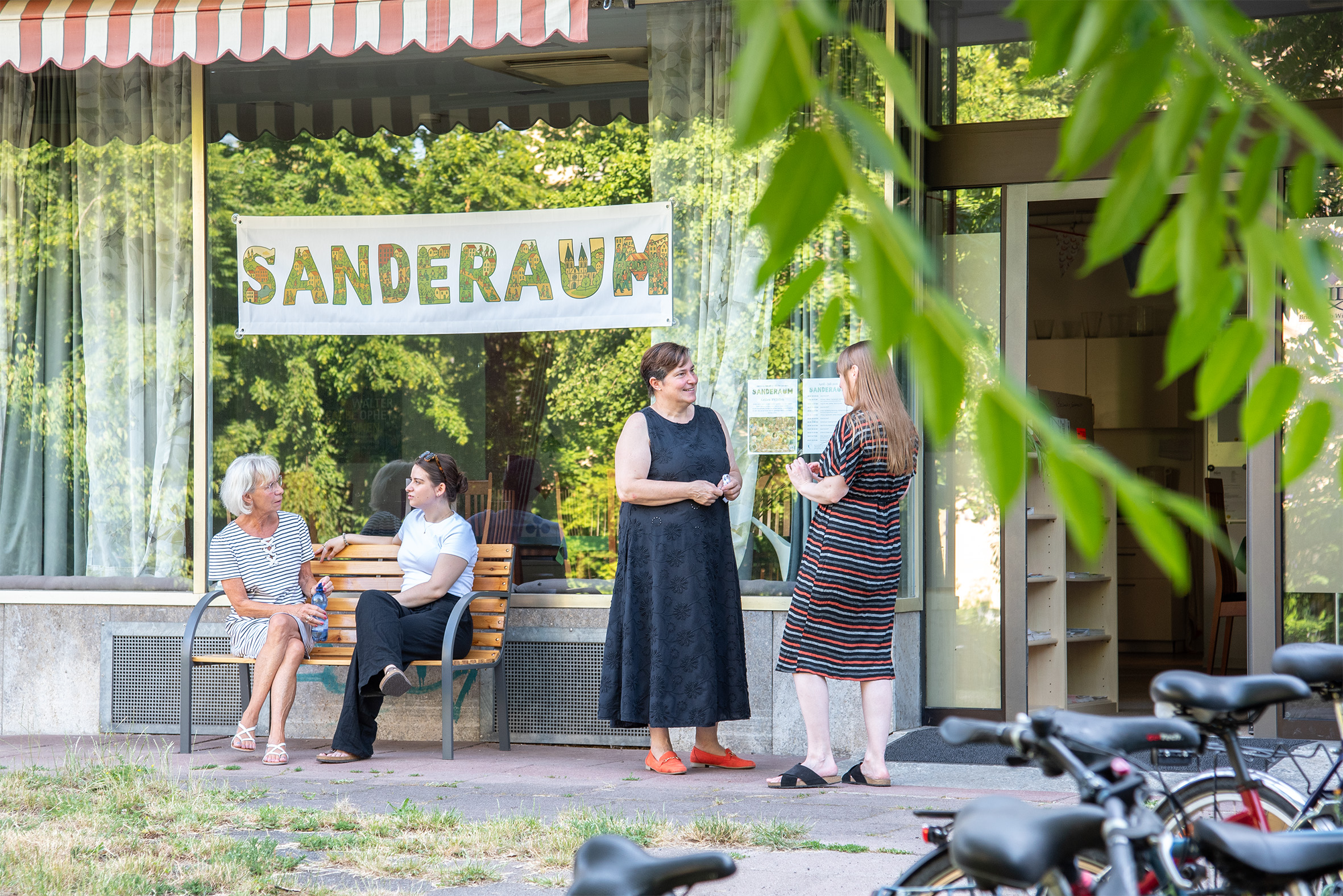 Personen vor dem Sanderaum